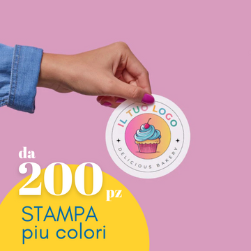Etichetta personalizzata con il tuo logo, tenuta da una mano. Scritta in primo piano da 200 pz stampa piu colori